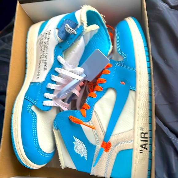 “Off White Jordan 1 UNC” - Picture 2 of 5